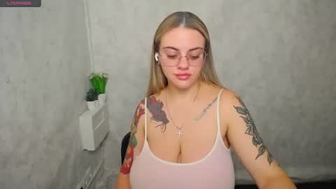Snapshot of liliaterenzi_ chatting on July 9, 4:05 am Lilia online show from July 9, 4:05 am