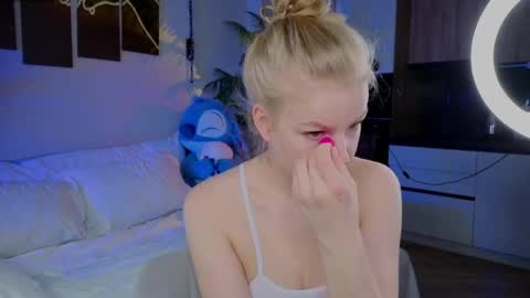 lililok101 online show from April 17, 1:52 am