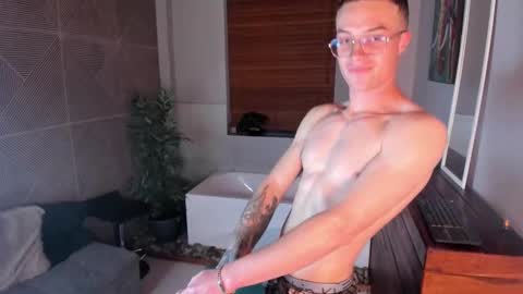 Snapshot of liljames_ chatting on October 27, 8:24 pm Lil James online show from October 27, 8:24 pm