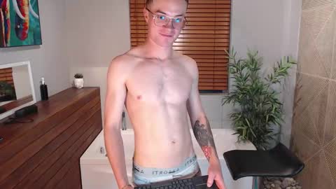 Snapshot of liljames_ chatting on November 15, 9:11 pm Lil James online show from November 15, 9:11 pm