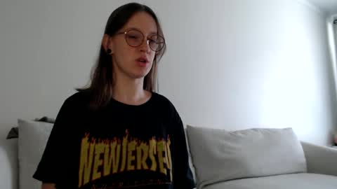 Snapshot of liljbby chatting on November 9, 5:55 pm Jay please help me reach 50 thumbs up online show from November 9, 5:55 pm