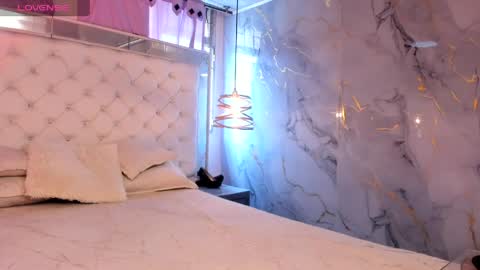 lill_kims online show from June 3, 1:46 pm