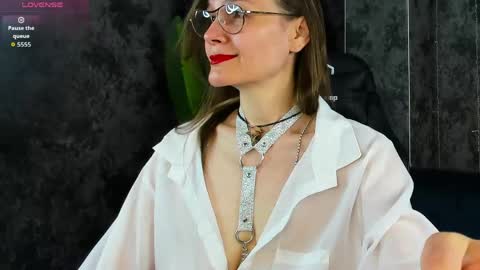 Snapshot of lillian_white1 chatting on May 19, 1:00 am lillian_white1 online show from May 19, 1:00 am