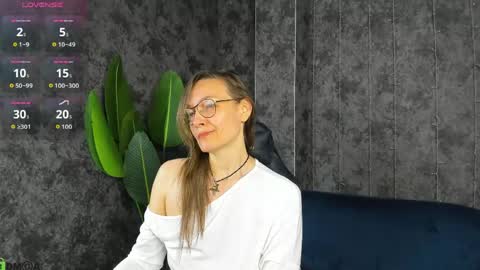 Snapshot of lillian_white1 chatting on May 24, 12:59 am lillian_white1 online show from May 24, 12:59 am
