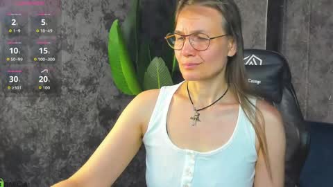 Snapshot of lillian_white1 chatting on June 6, 1:00 am lillian_white1 online show from June 6, 1:00 am
