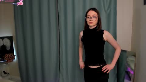 Snapshot of lillianperrys chatting on February 6, 7:28 pm Lily online show from February 6, 7:28 pm