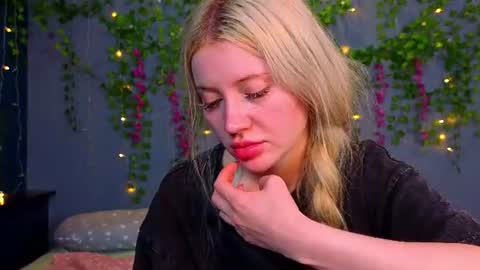 Snapshot of lillie_berry chatting on July 18, 5:00 am lillie_berry online show from July 18, 5:00 am