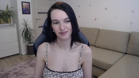 lilliyves online show from May 15, 4:14 pm