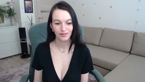 lilliyves online show from June 15, 4:09 pm
