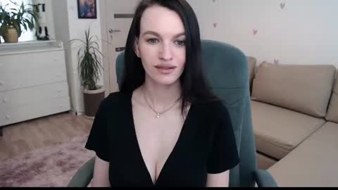 lilliyves online show from July 5, 4:47 pm