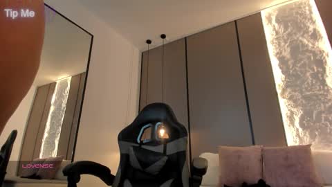 L I L L Y online show from December 20, 12:34 pm