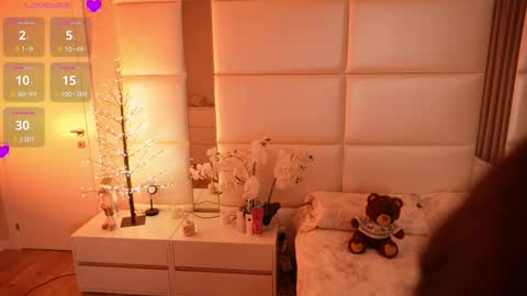 Lilly Colins online show from February 9, 7:29 pm