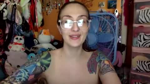 Snapshot of lillylushabae chatting on October 7, 7:33 pm hi guys im back on here 3 online show from October 7, 7:33 pm