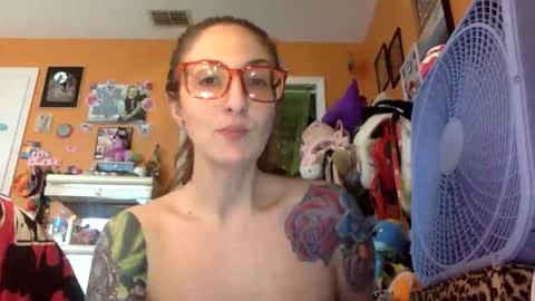 Snapshot of lillylushabae chatting on November 19, 8:09 pm hi guys im back on here 3 online show from November 19, 8:09 pm