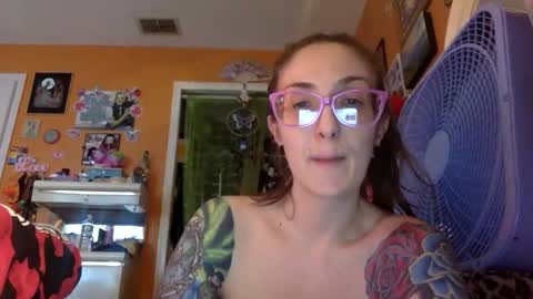 Snapshot of lillylushabae chatting on February 8, 10:13 pm hi guys im back on here 3 online show from February 8, 10:13 pm