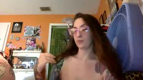 Snapshot of lillylushabae chatting on February 19, 7:10 pm hi guys im back on here 3 online show from February 19, 7:10 pm