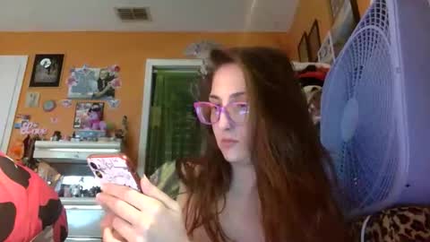 Snapshot of lillylushabae chatting on February 21, 10:33 pm hi guys im back on here 3 online show from February 21, 10:33 pm