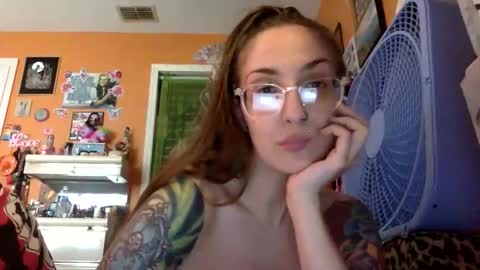 Snapshot of lillylushabae chatting on April 12, 8:03 pm hi guys im back on here 3 online show from April 12, 8:03 pm