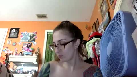 Snapshot of lillylushabae chatting on April 15, 9:04 pm hi guys im back on here 3 online show from April 15, 9:04 pm