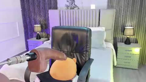 Snapshot of lillyortiz_ chatting on July 28, 7:26 pm Lilly Ortiz online show from July 28, 7:26 pm