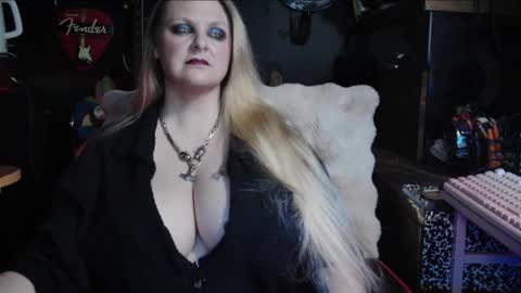 Snapshot of lillyth chatting on December 18, 6:41 am Lillyth Eden online show from December 18, 6:41 am