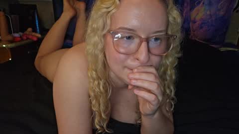 LilPies  online show from March 28, 6:46 am