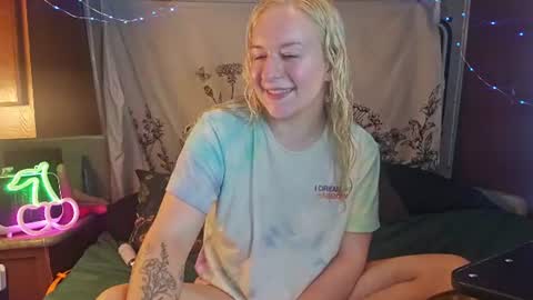 Snapshot of lilpies chatting on August 5, 1:19 am LilPies online show from August 5, 1:19 am