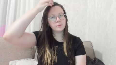 Snapshot of lily_cheys chatting on January 10, 1:29 am Lily Chays online show from January 10, 1:29 am