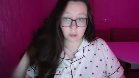 Snapshot of lily_cheys chatting on July 30, 6:18 pm Lily Chays online show from July 30, 6:18 pm