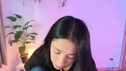 Snapshot of lily_evans_ chatting on June 20, 10:12 pm just lily online show from June 20, 10:12 pm