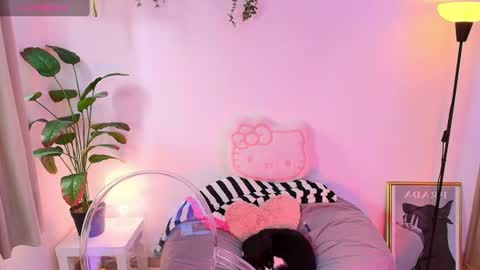 Snapshot of lily_evans_ chatting on July 23, 9:24 pm just lily online show from July 23, 9:24 pm