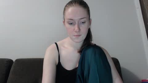lily_love_x online show from April 6, 11:38 pm