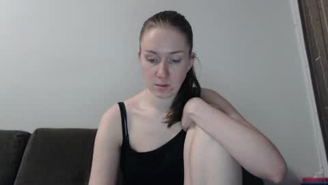 lily_love_x online show from April 7, 11:37 pm