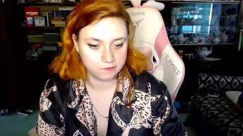Snapshot of lily_shamy chatting on October 12, 5:06 am Alice online show from October 12, 5:06 am