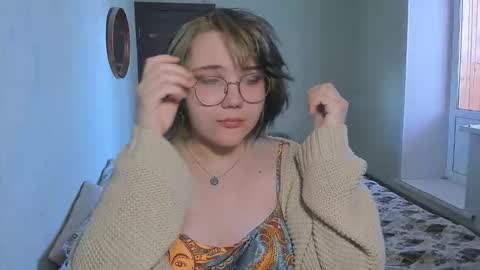 Snapshot of lily_violettt chatting on March 23, 7:45 am Lily online show from March 23, 7:45 am