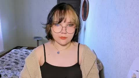 Snapshot of lily_violettt chatting on March 31, 9:10 am Lily online show from March 31, 9:10 am