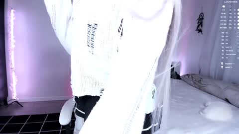 Snapshot of lily_weep chatting on December 7, 1:47 am Lily online show from December 7, 1:47 am