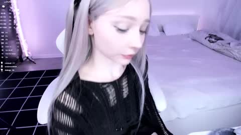 Snapshot of lily_weep chatting on March 6, 10:15 pm Lily online show from March 6, 10:15 pm