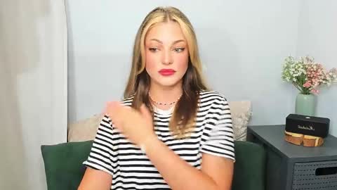 Snapshot of lilylovely26 chatting on May 30, 6:27 pm Lily online show from May 30, 6:27 pm