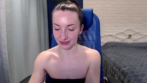 Lily online show from April 21, 8:20 am
