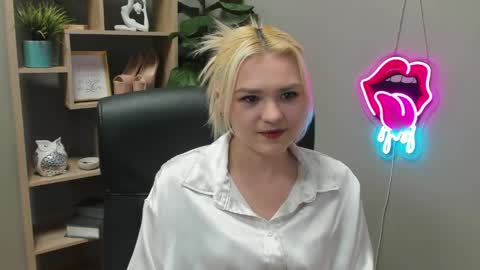 Lily online show from April 3, 6:33 am