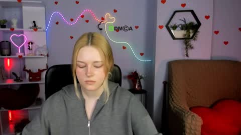 Snapshot of lina_fox12 chatting on April 8, 12:05 pm lina_fox12 online show from April 8, 12:05 pm