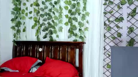Snapshot of lina_paola chatting on June 11, 12:32 am paola online show from June 11, 12:32 am