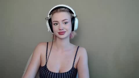 linacute52 online show from October 18, 8:59 am