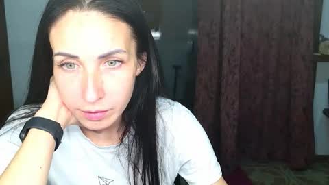 LinaLivee online show from November 4, 4:50 pm