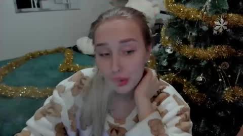 Snapshot of linatruly chatting on December 25, 9:00 pm Lina online show from December 25, 9:00 pm