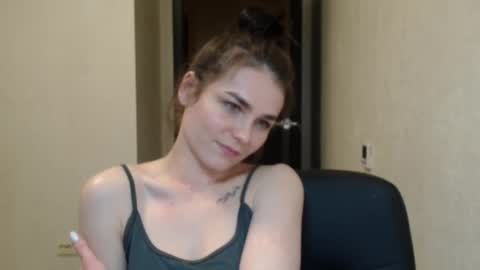 Snapshot of linda_aa chatting on February 19, 9:11 pm Linda online show from February 19, 9:11 pm