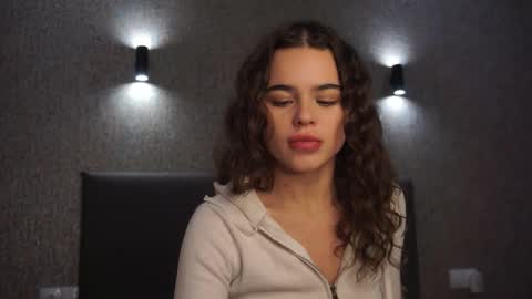 Snapshot of linda_clarsss chatting on December 14, 1:49 pm Linda online show from December 14, 1:49 pm