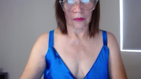 Snapshot of linda_hanna1977 chatting on November 12, 2:06 pm Linda Hanna online show from November 12, 2:06 pm