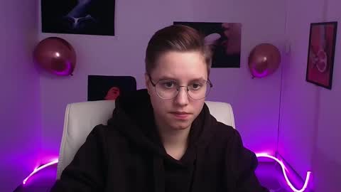 Snapshot of linda_miss_ chatting on February 16, 10:21 am Linda online show from February 16, 10:21 am